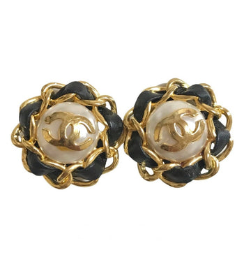 CHANEL Vintage earrings with golden CC, faux pearl, black leather and chain frame