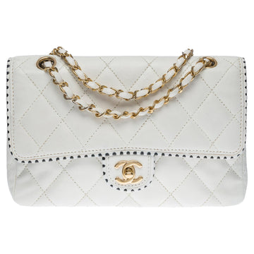 CHANEL Timeless Medium single flap shoulder bag in white quilted leather, GHW