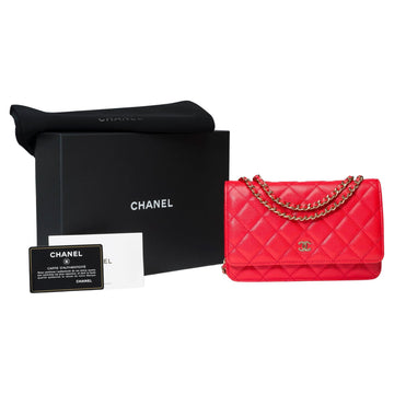 CHANEL Wallet on Chain [WOC] shoulder bag in Red quilted Caviar leather, GHW