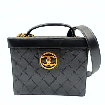 CHANEL Chanel Chanel quilted cosmetic bag in black leather and gold chain