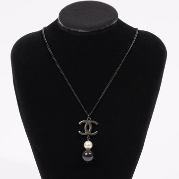 Chanel Double Pearl Logo Necklace Black / Pearl Base Metal
