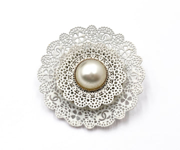 CHANEL Pearl CC White Lace Brooch