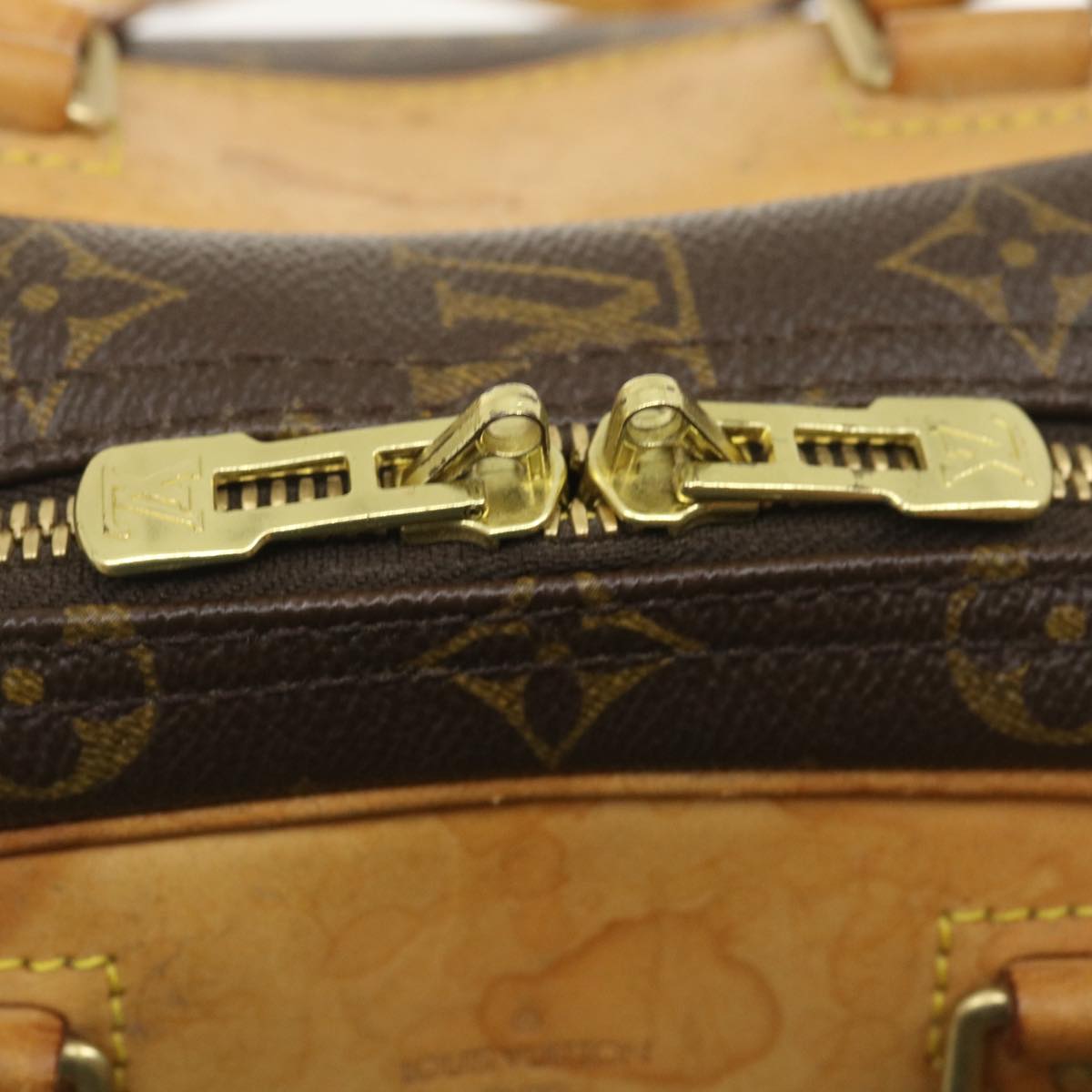 Louis Vuitton Excursion Handbag 235523