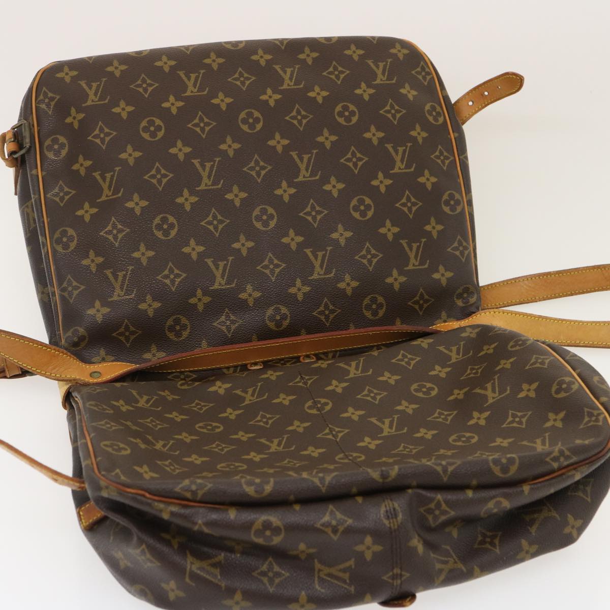 Louis Vuitton Saumur Shoulder bag 335741