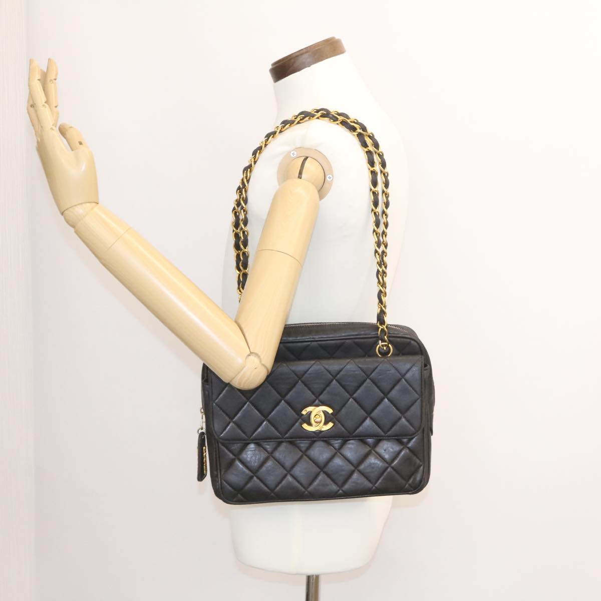 Classique Chanel Petit sac à rabat avec poignée Cuir Noir ref.267895 - Joli  Closet