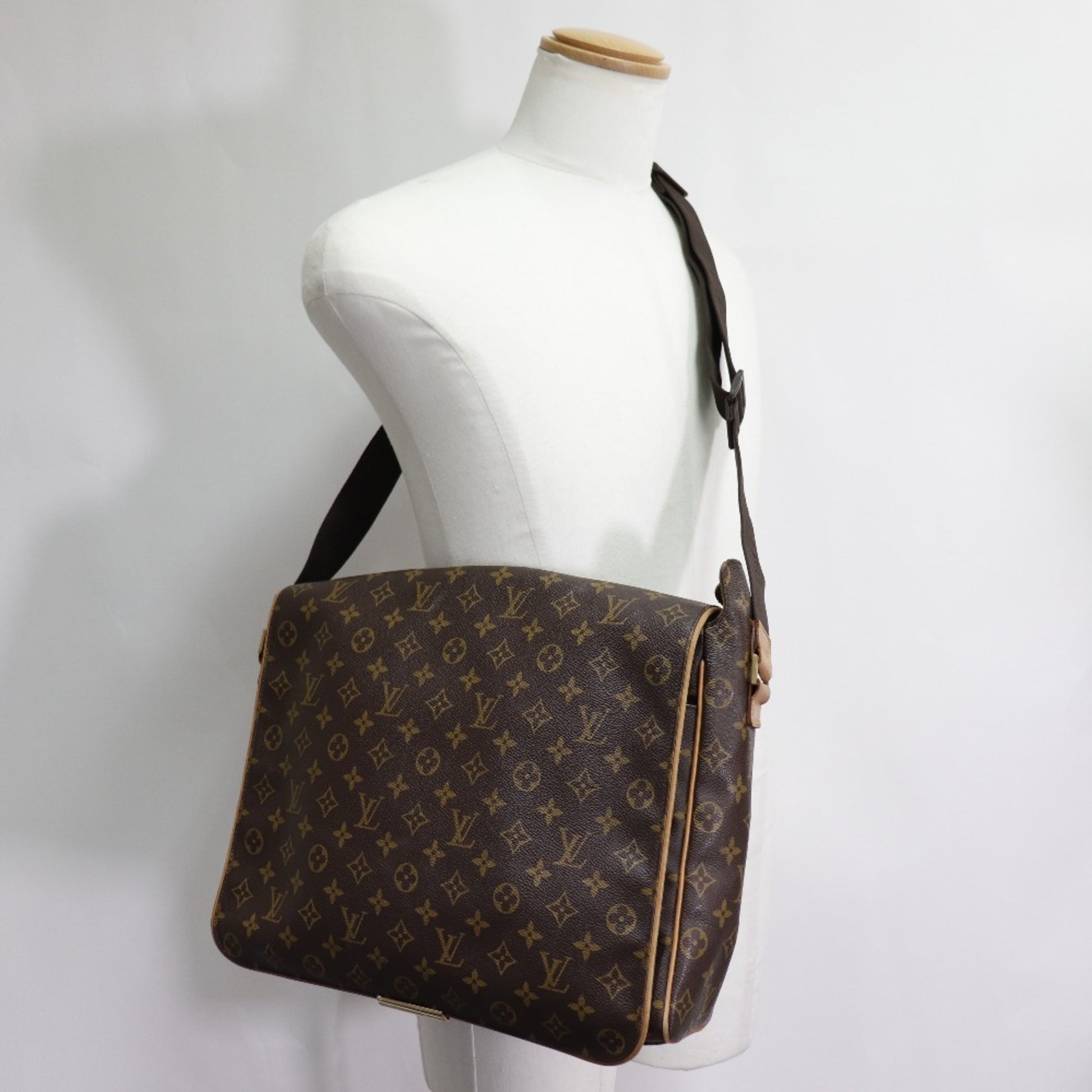 Louis Vuitton Abbesses Messenger Travel Crossbody Bag -  Norway