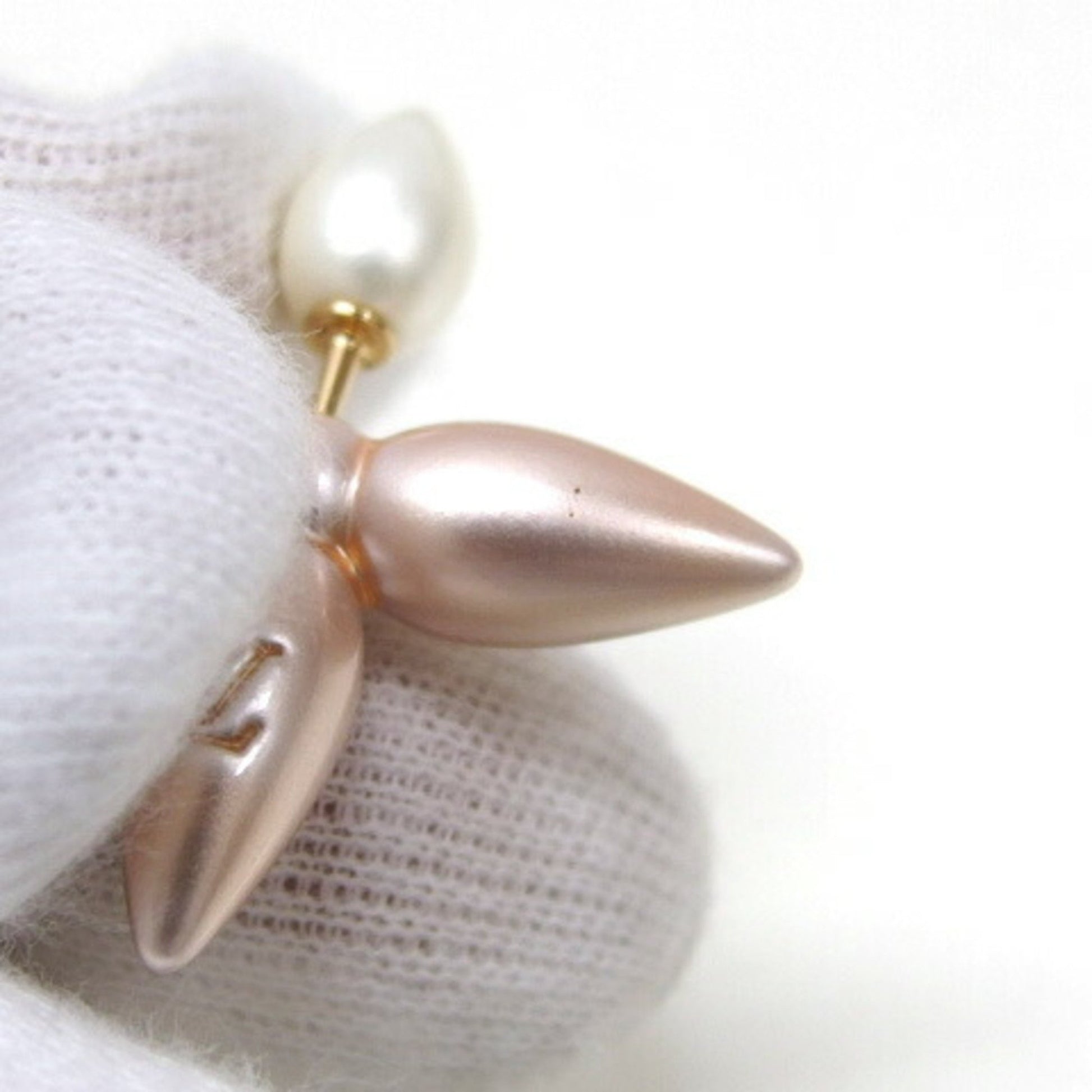It's the little #Louisette details.. ✨ @louisvuitton earrings