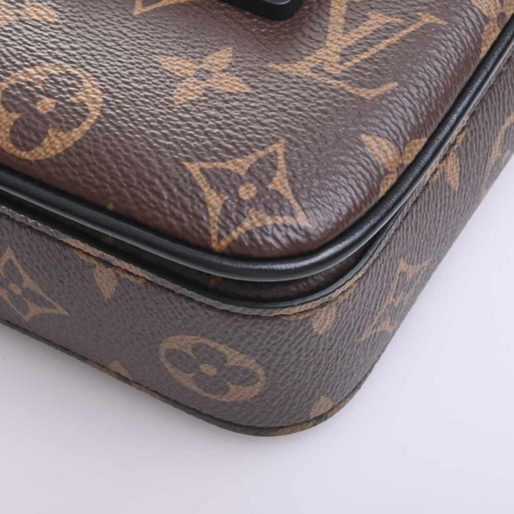 LOUIS VUITTON LOUIS VUITTON S-Lock Vertical Wearable Wallet Shoulder Bag  M81522 Monogram Used M81522