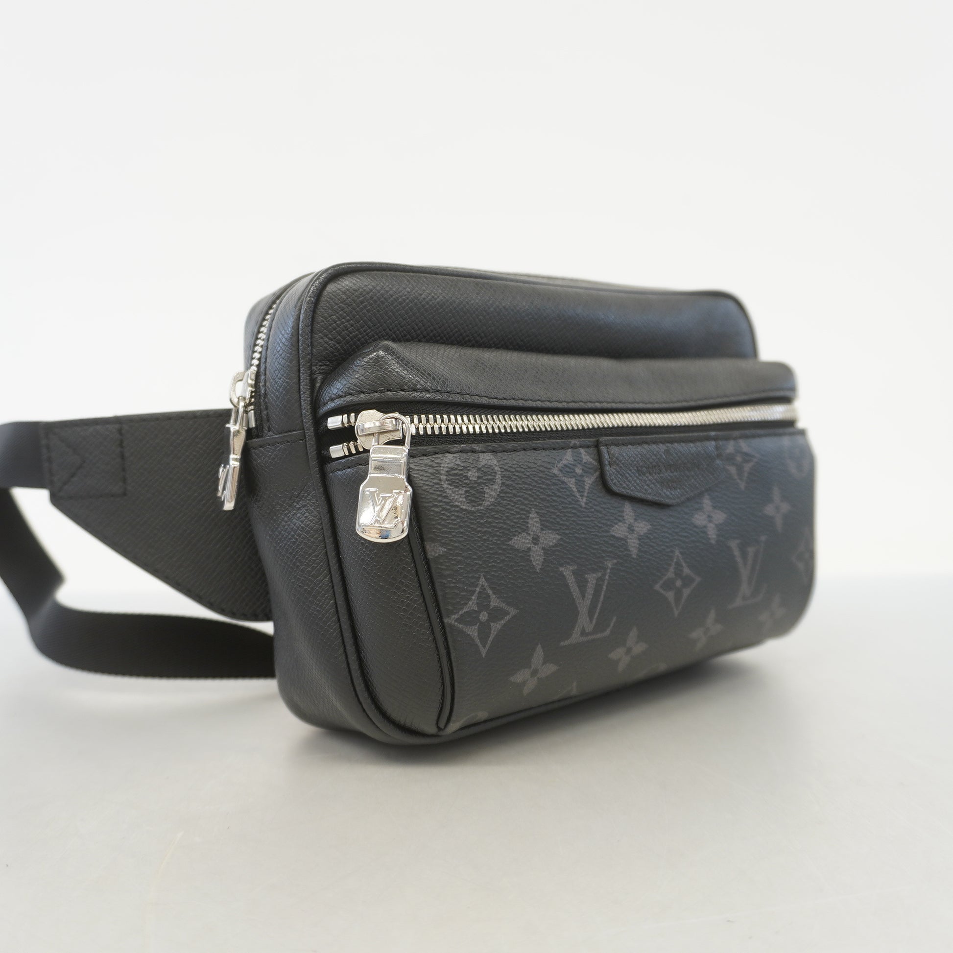 Shop Louis Vuitton Outdoor bumbag (M30245) by Repay