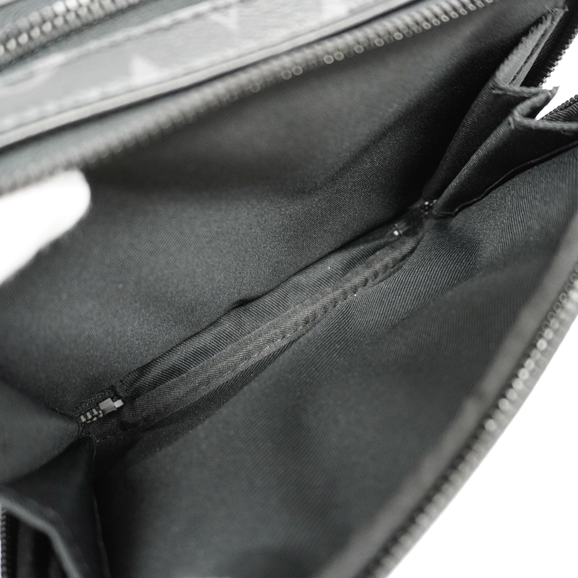 Louis Vuitton® S-lock Vertical Wearable Wallet Eclipse. Size nel 2023