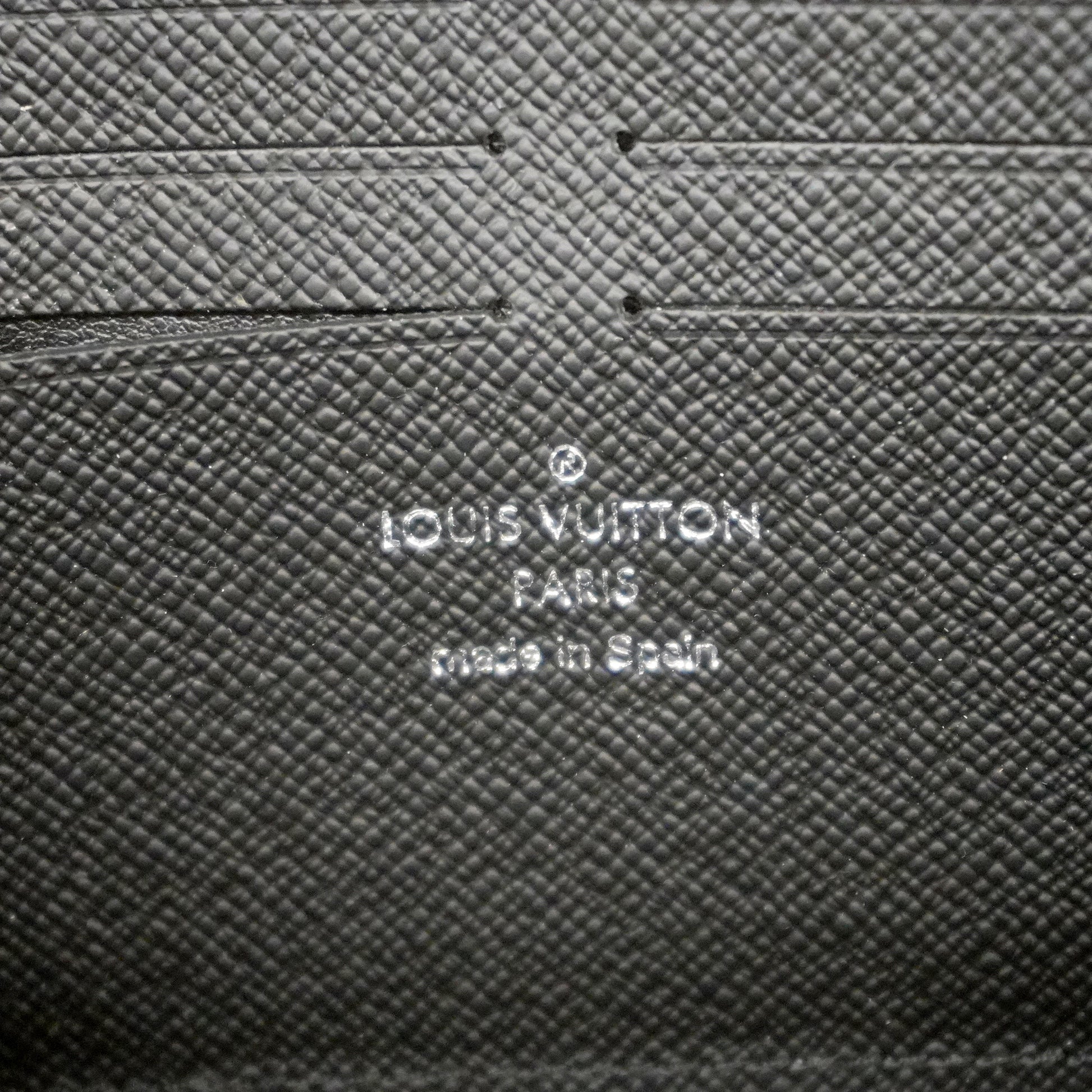 Louis Vuitton TAIGA Zippy dragonne (M69409) in 2023