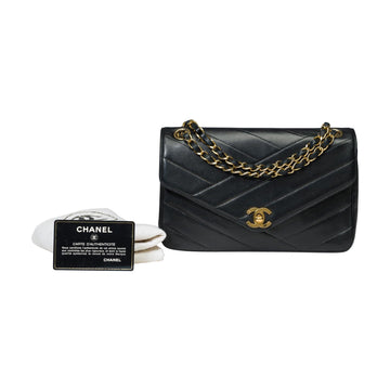 CHANEL Classic shoulder flap bag in black herringbone quilted lamb leather, GHW
