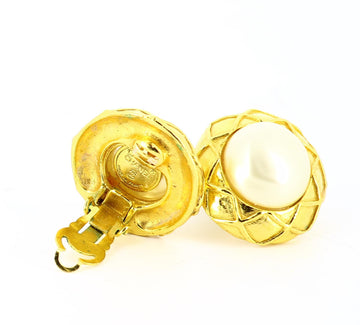 Chanel Gold earring with pearl