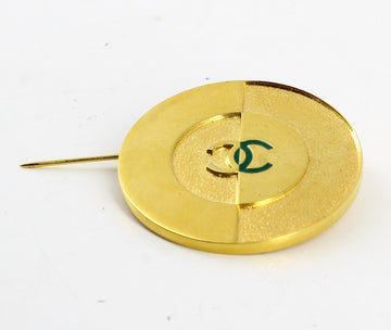 Brooch Chanel Golden double C logo in the centre green and golden