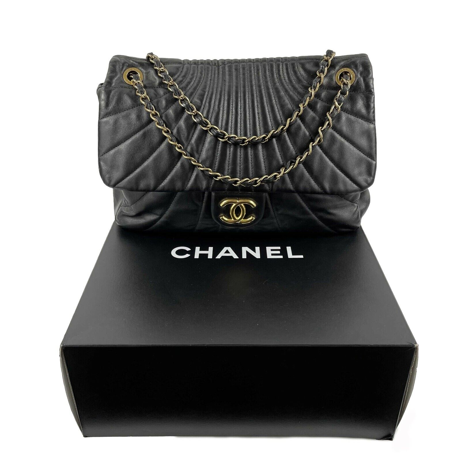 CHANEL - Wave Quilted Black Calfskin Leather Maxi Flap - Gold-tone Sho