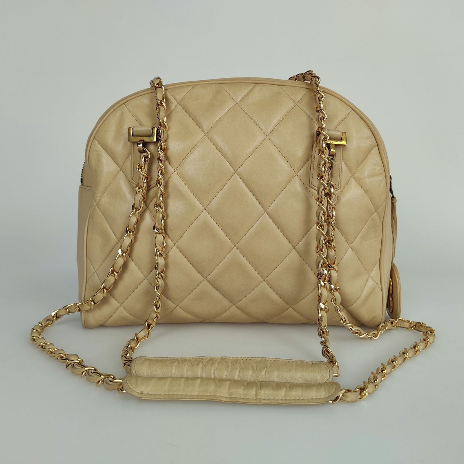 Chanel shoulder bag in beige matelassé leather from the 80s ref