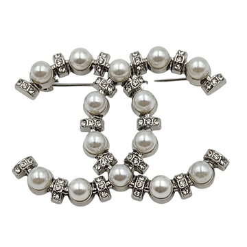 CHANEL CC brooch in rhinestones and pearls