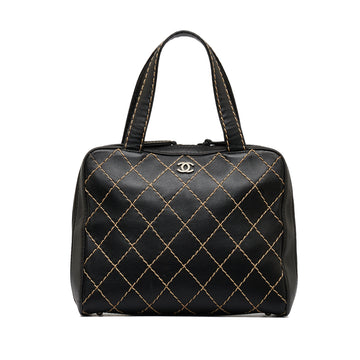 chanel Chanel Vintage Heart Shape CC Vanity Patent Bag in Black & White - Black. Size all.