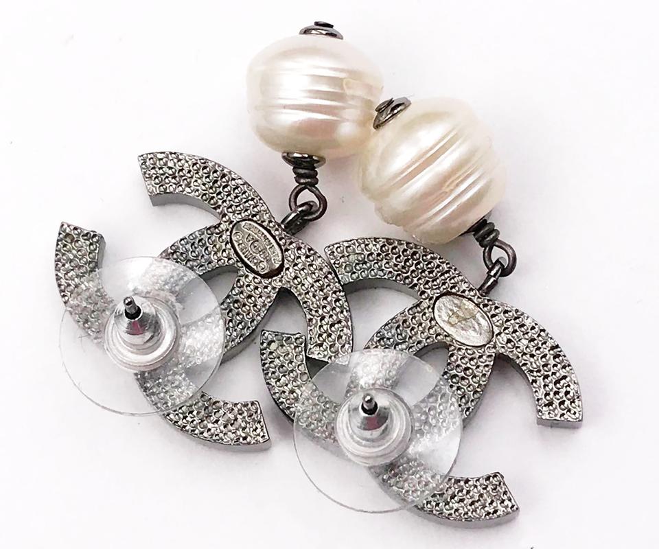 CHANEL light silver FAUX PEARL CC Brooch at 1stDibs