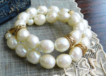 GIVENCHY Vintage baroque faux pearl and golden twist charm necklace