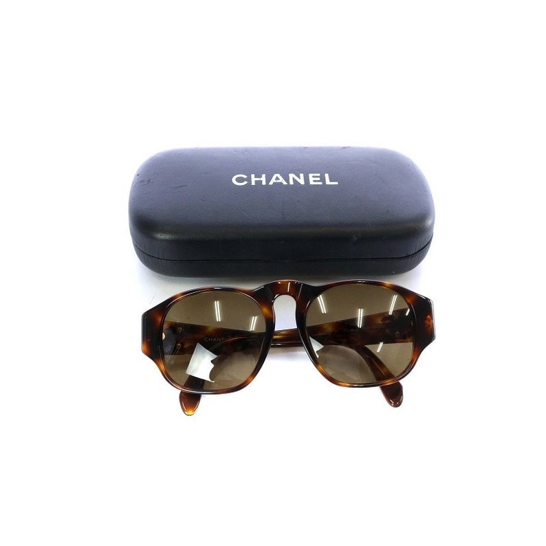 CHANEL Vintage brown oval frame sunglasses with golden CC motifs at si