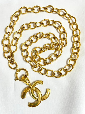 CHANEL Vintage golden oval hoop chain necklace with large CC logo pendant top