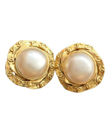 CHANEL Vintage golden flower frame and pearl earrings with CC mark