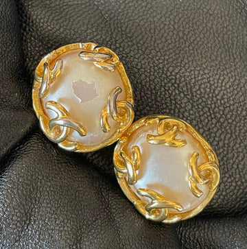 CHANEL Vintage golden CC and oval pearl earrings