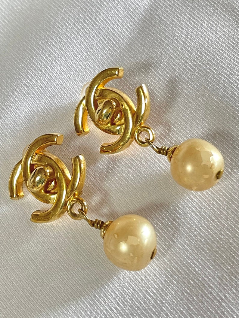 CHANEL Vintage golden turn lock CC and dangle pearl earrings