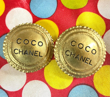 CHANEL Vintage golden round earrings with logo