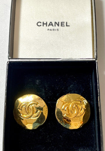CHANEL Vintage golden round earrings with CC mark