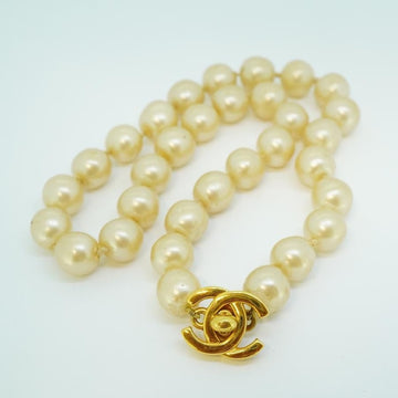 CHANEL Vintage faux pearls and turnlock CC necklace