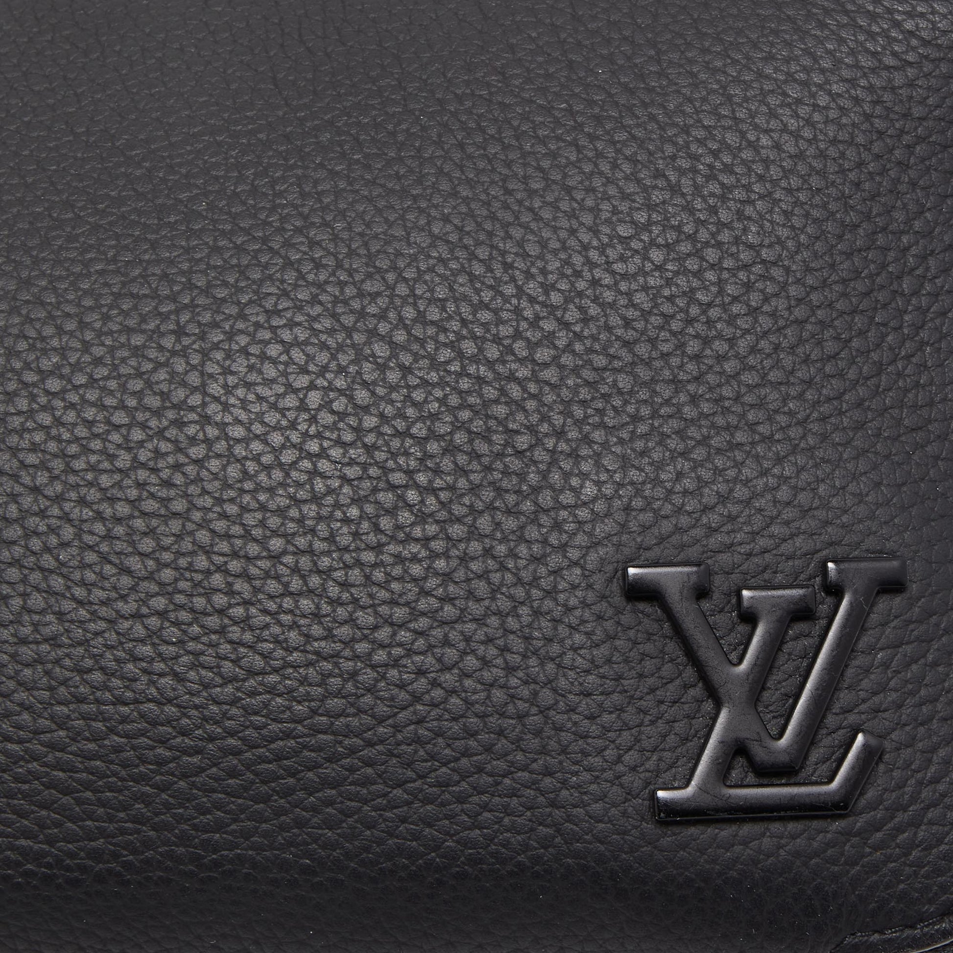 Bolso de hombre Louis Vuitton Alpha Wearable Monogram Gris Lienzo  ref.1019236 - Joli Closet