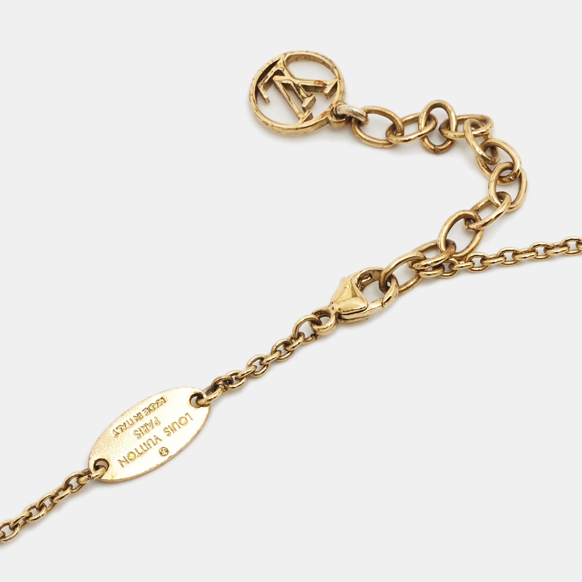 Essential v necklace Louis Vuitton Gold in Metal - 32899516