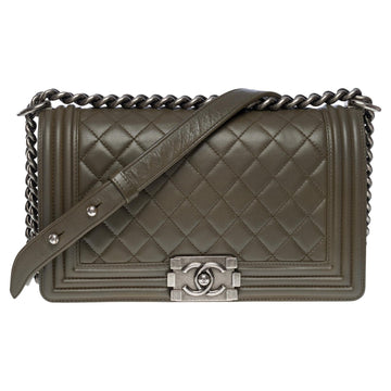 CHANEL Amazing Boy Old medium shoulder bag in Khaki quilted leather, SHW