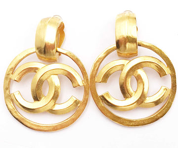 CHANEL Vintage Gold Plated Round CC Large Clip on Earrings as seen on Doutzen Kroes